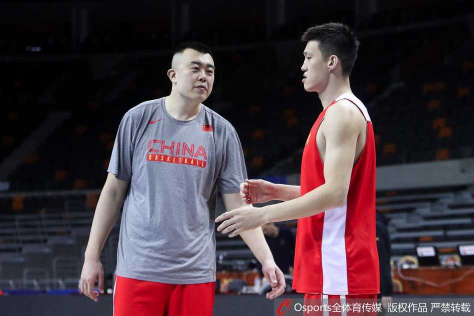 阿联回归领衔蓝队 东莞备战迎战新西兰 易建联神情专注,在训练中持球面对防守球员,眼神中透露出回归国家队的坚定与兴奋