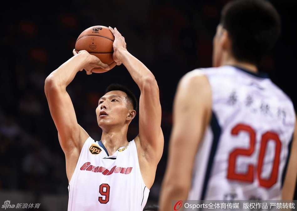 阿联复出引领军粤大战,内线肉搏见证广东狂胜八一 阿联在八一内线群中强行起跳,手臂肌肉线条绷紧,眼神坚毅,如同猛虎出笼般完成一次势大力沉的双手暴扣