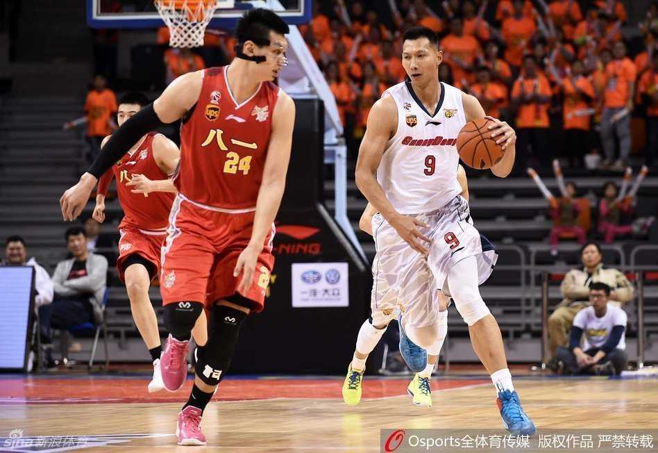 阿联复出引领军粤大战,内线肉搏见证广东狂胜八一 双方三四名球员在篮下同时起跳争抢篮板,手臂交织在一起,肌肉碰撞声仿佛穿透屏幕,空气中弥漫着寸土必争的火药味