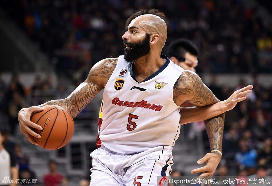 阿联复出引领军粤大战,内线肉搏见证广东狂胜八一 布泽尔背身单打后转身跳投,篮球带着美妙的弧线划过球馆上空,这位NBA老将用标志性的稳定投射为球队锁定胜局