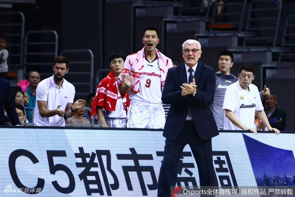 阿联在对抗中高举高打，身体完全舒展，展现出了无与伦比的腾空能力和绝对的身高优势。