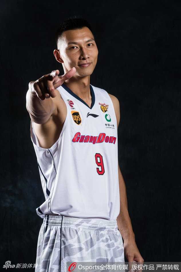 阿联咬牙突破，眼神如炬，仿佛要将篮筐点燃，霸气外露无人能挡！