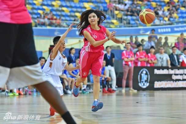 身披白色球衣的陈伟琪，在赛场上目光如炬，她面对高大对手的贴身防守，毫无惧色地压低重心，左手灵活地运球突破，展现出扎实的篮球功底和不服输的竞技状态。