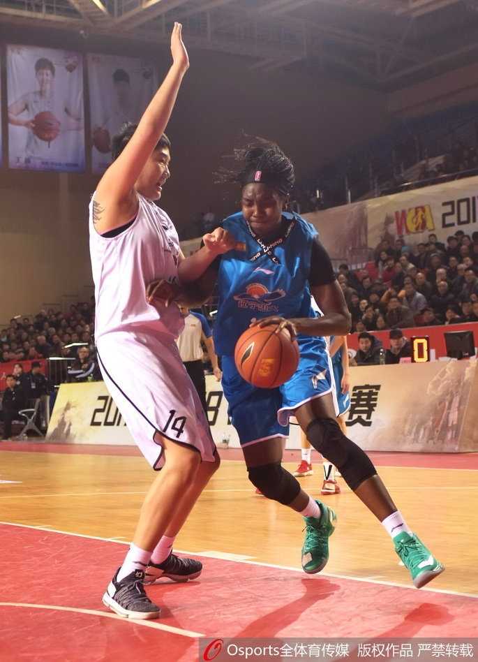 陕西女篮圣诞夜大胜辽宁,主场两连胜献礼球迷 辽宁队球员在严密防守下强行出手,身体在空中失去平衡,依然奋力将球投向篮筐。