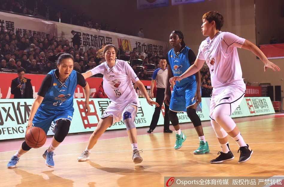 陕西女篮圣诞夜大胜辽宁,主场两连胜献礼球迷 陕西队教练组在暂停时激情布置战术,球员们围成一圈认真聆听,身后是热情的观众。