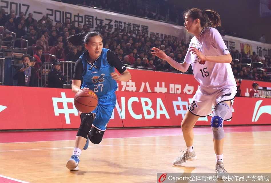 陕西女篮圣诞夜大胜辽宁,主场两连胜献礼球迷 辽宁队外援伊丽莎白在陕西队多人围堵下强行出手,肌肉碰撞的瞬间展现了女篮比赛的激烈对抗。