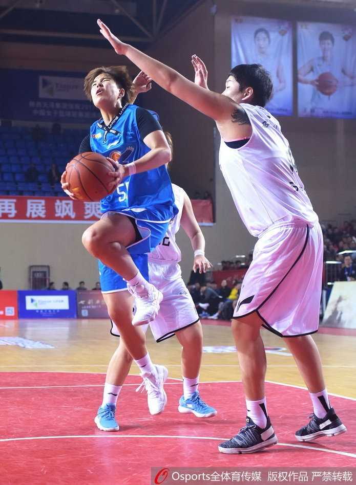 陕西女篮圣诞夜大胜辽宁,主场两连胜献礼球迷 陕西队外援摩根塔克面对辽宁双人包夹,毫无畏惧强行上篮,眼中只有篮筐的坚定眼神。