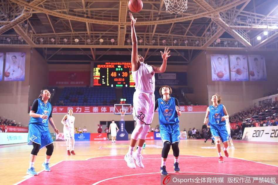 陕西女篮圣诞夜大胜辽宁,主场两连胜献礼球迷 比赛结束后双方球员友好击掌,场上的激烈对抗化为场下的惺惺相惜,展现了竞技体育的纯粹。