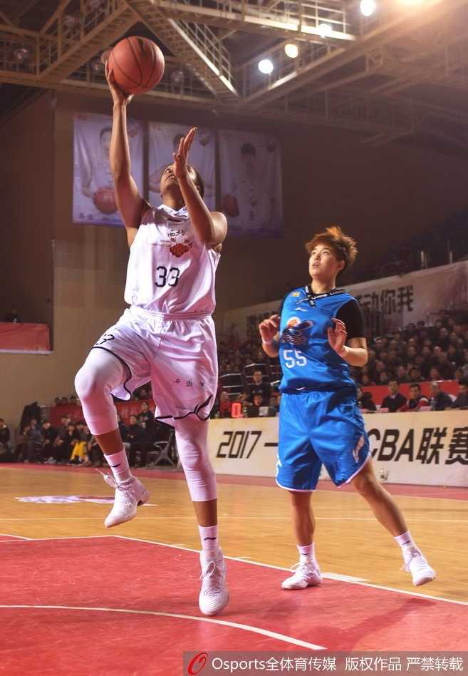 陕西女篮圣诞夜大胜辽宁,主场两连胜献礼球迷 获胜后陕西女篮队员们手拉手向到场支持的球迷鞠躬致谢,感谢这个圣诞夜最动听的加油声。