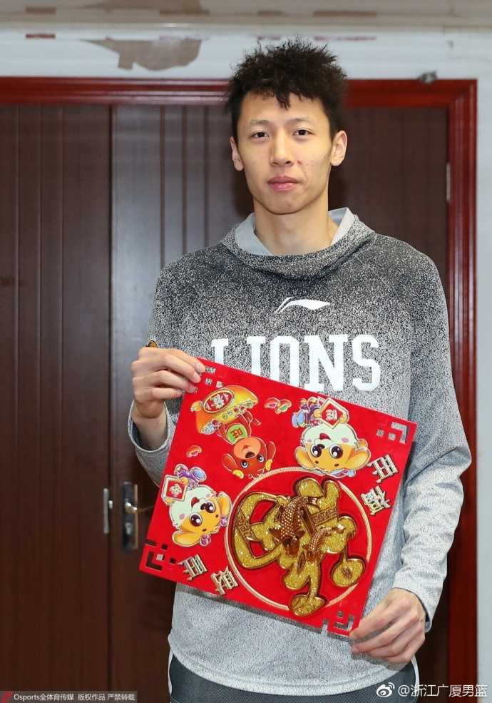 雄狮闹元宵,广厦众将的冠军之心与万家灯火 队长胡金秋手持火红福字,坚毅的眼神中透露出节日的温情,身后仿佛映照着黄龙体育馆的冠军旗帜