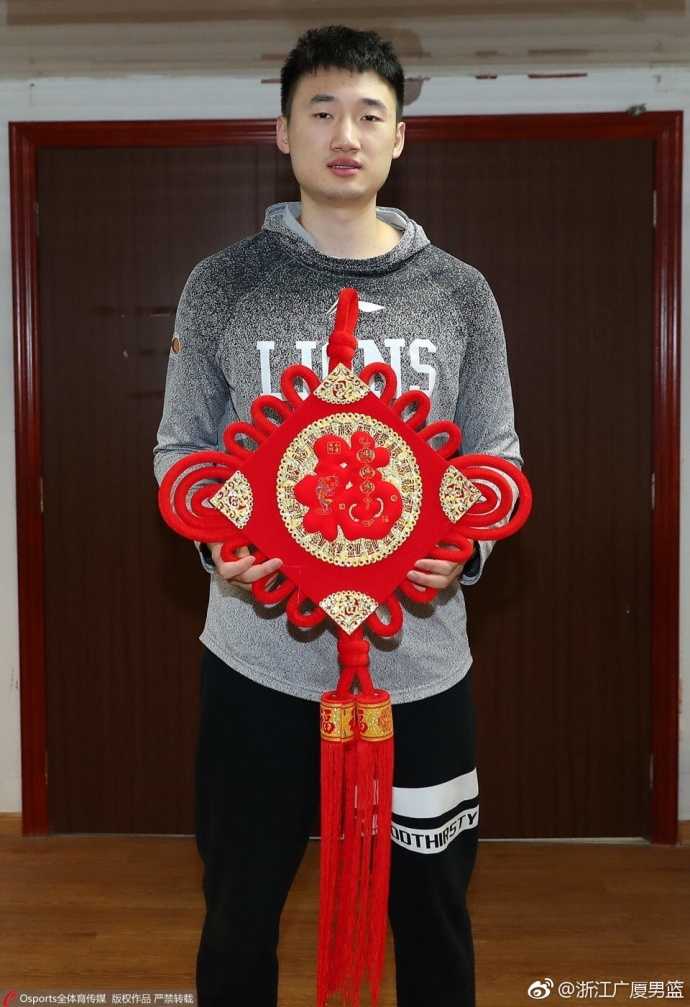 雄狮闹元宵,广厦众将的冠军之心与万家灯火 孙铭徽展示手中福字,狡黠的笑容仿佛在说元宵节的快乐要像他的突破一样犀利且充满惊喜