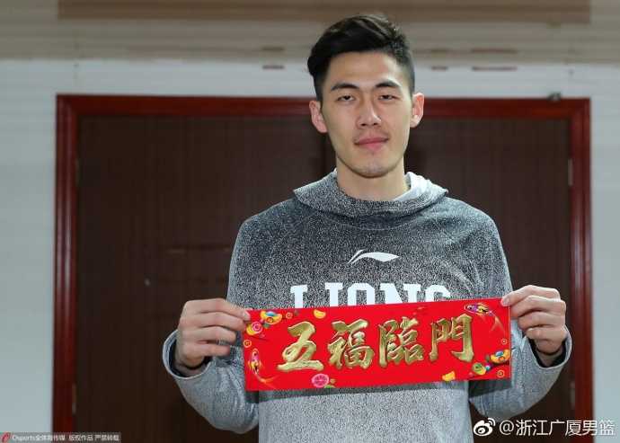 雄狮闹元宵,广厦众将的冠军之心与万家灯火 全队围在一起展示手中各式福字,红红火火的氛围中透露出这支冠军球队强大的凝聚力和向心力