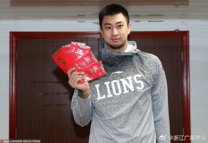 雄狮闹元宵,广厦众将的冠军之心与万家灯火 主教练王博手持福字,神情温和而坚定,他带领着这支冠军之师从辉煌走向新的卫冕征程