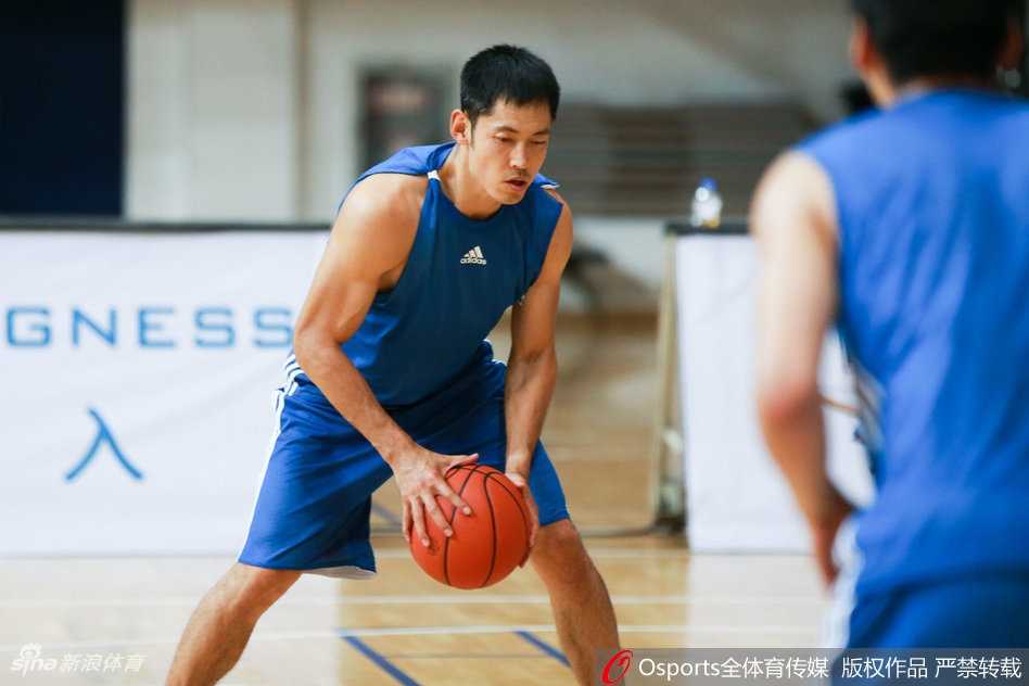 训练间隙，闵鹿蕾与雅尼斯并肩而立，两人通过翻译郭维盛频繁交流，昔日功勋主帅与现任教头之间正进行着无声的战术理念传承。