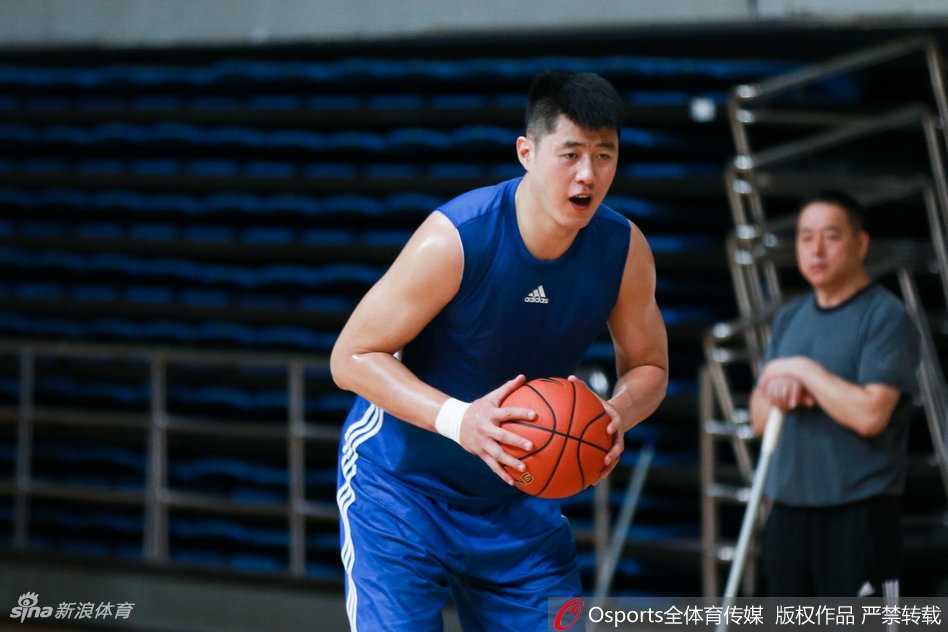 训练赛中，射手段江鹏与防守悍将王骁辉展开激烈的一对一对抗，两人的肌肉碰撞仿佛能透过屏幕感受到，这是新赛季主力位置争夺的预演。