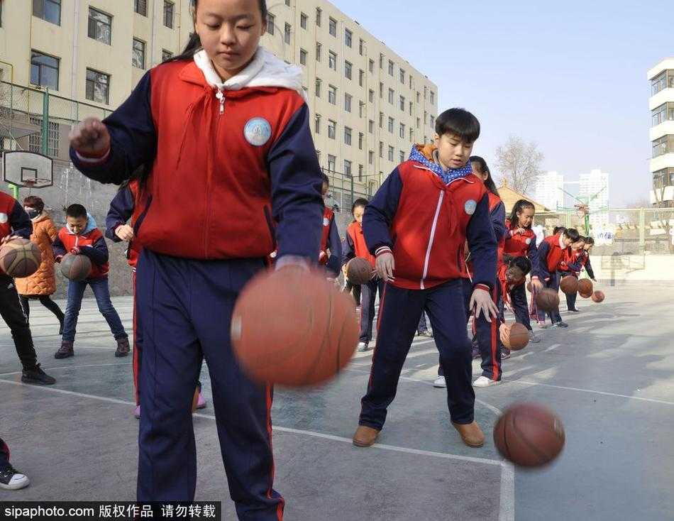 雪域高原上的篮球梦想:西宁水井巷小学千名学子演绎活力篮球操 特写镜头下,一名小男孩目光如炬,紧紧盯着手中旋转的篮球。他身体半蹲,姿势标准,小小的手掌仿佛有魔力一般,将篮球牢牢控制在指尖,专注的神情里透着一股不服输的韧劲。