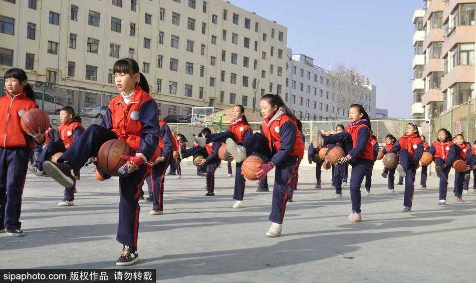 雪域高原上的篮球梦想:西宁水井巷小学千名学子演绎活力篮球操 在队列变换的间隙,几名小球员被镜头捕捉到了开心的瞬间。他们一边熟练地控制着篮球,一边露出灿烂纯真的笑容,那发自内心的喜悦感染着屏幕前的每一个人,仿佛在说:看,运动就是这么快乐!