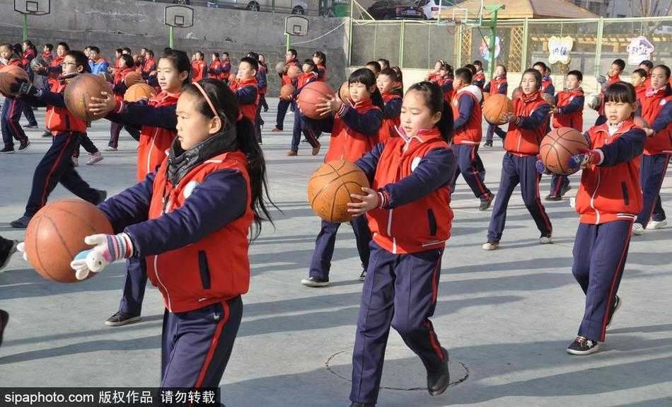 雪域高原上的篮球梦想:西宁水井巷小学千名学子演绎活力篮球操 表演接近尾声,孩子们高高举起手中的篮球,组成一片壮观的“球林”。在蓝天和教学楼的映衬下,无数个橙色的篮球仿佛一个个升腾而起的梦想,为这场精彩的篮球操画上了一个圆满而充满希望的句号。