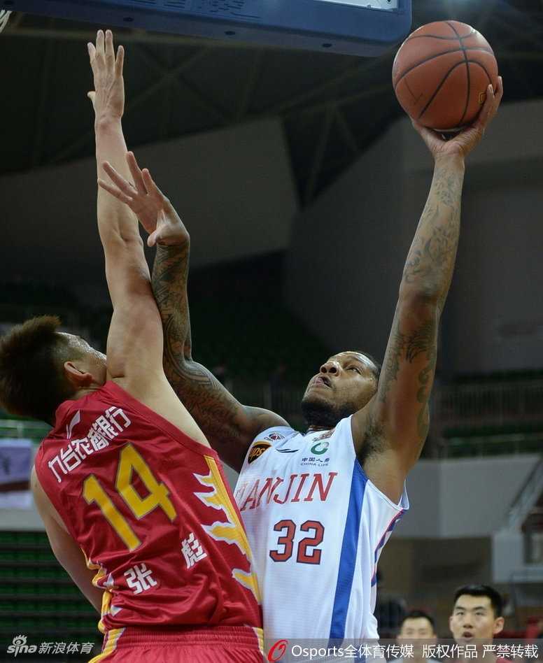 时德帅在关键时刻毫不手软，面对扑防的对手稳稳出手三分，篮球在空中划出优美弧线。