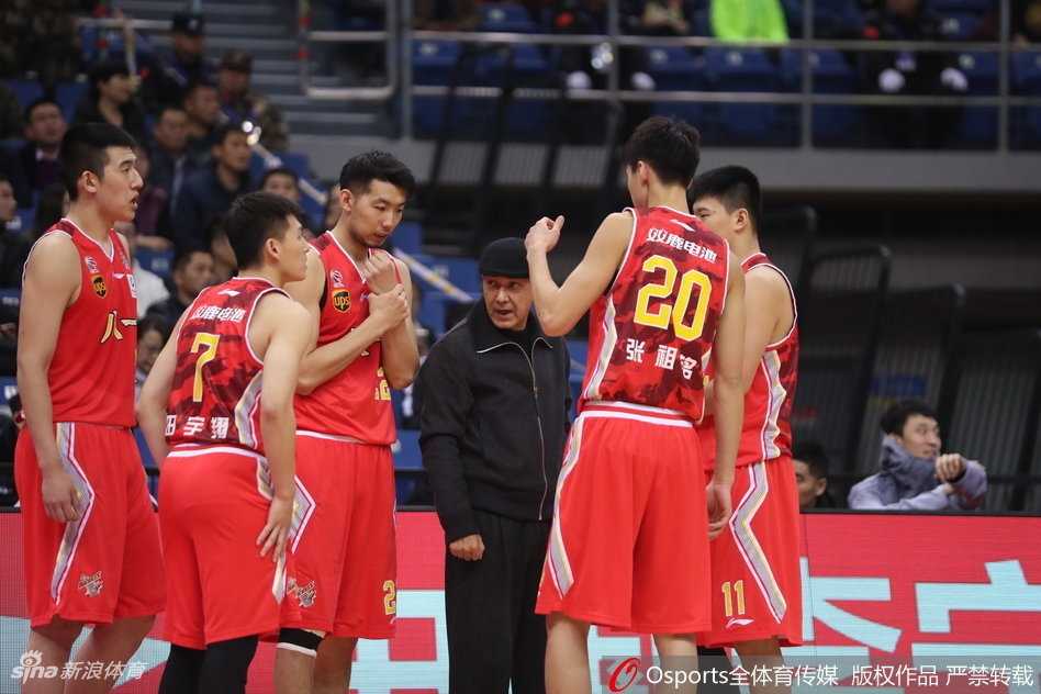 青岛主场二十四分大胜八一 吉布森独砍三十分送对手十四连败 青岛队外援吉布森在三分线外自信出手,篮球划出一道完美弧线直钻网窝,瞬间点燃了主场球迷的热情。