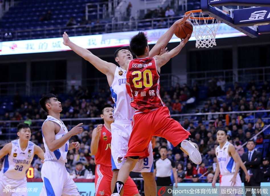 青岛主场二十四分大胜八一 吉布森独砍三十分送对手十四连败 青岛队中锋苏伟本场在攻防两端都展现了强大的存在感,他一次次用宽厚的身体卡住对手,保护下后场篮板,并贡献11分7篮板。