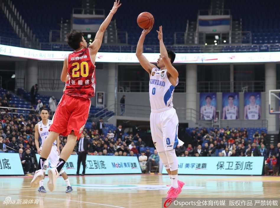 青岛主场二十四分大胜八一 吉布森独砍三十分送对手十四连败 八一队年轻内线付豪在比赛中奋力卡位,他本场面对强敌砍下15分8篮板的准两双数据,是球队为数不多的亮点。