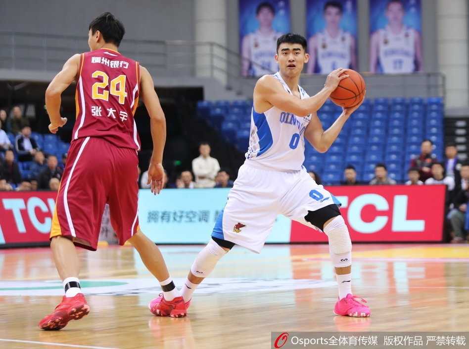 香港球员惠龙儿在内线用招牌勾手挑战青岛防守，动作一气呵成，充满了内线传统技艺的美感