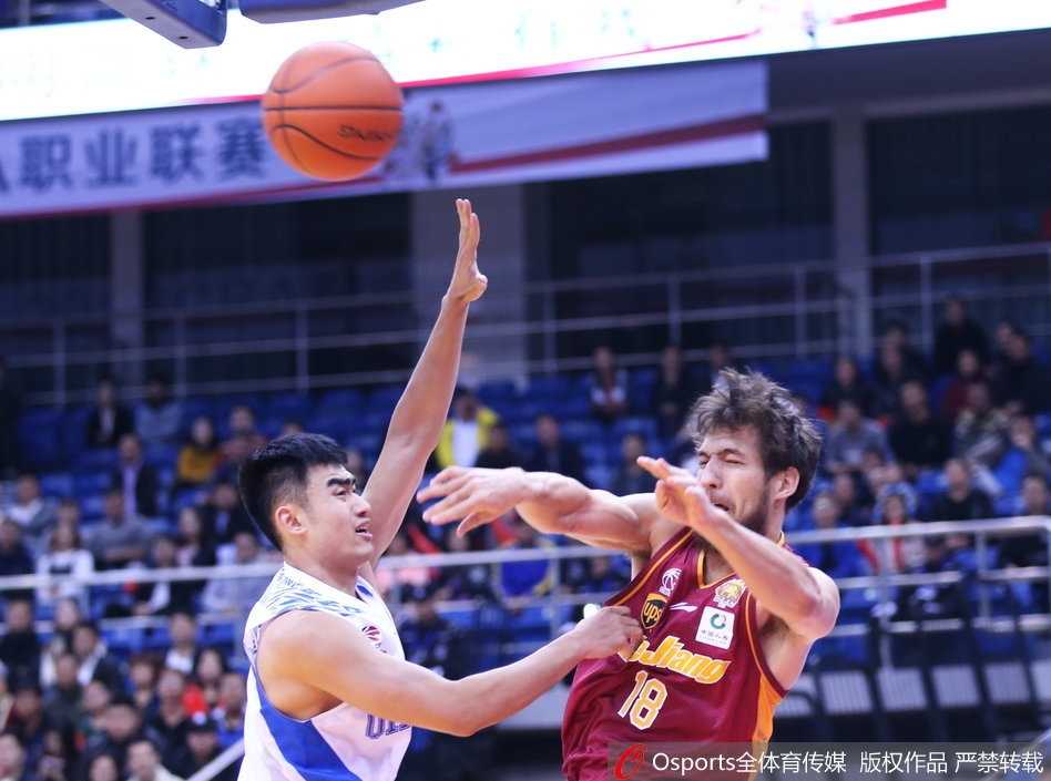 吴前手起刀落，三分线外一步远张手命中，篮球划出完美弧线，只留下青岛主场球迷的扼腕叹息
