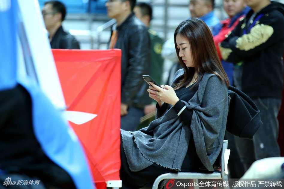 最后这张特写中，女球迷的眼神清澈而坚定，背景里隐约可见的赛场灯光，映照出她作为忠实拥趸的美丽剪影