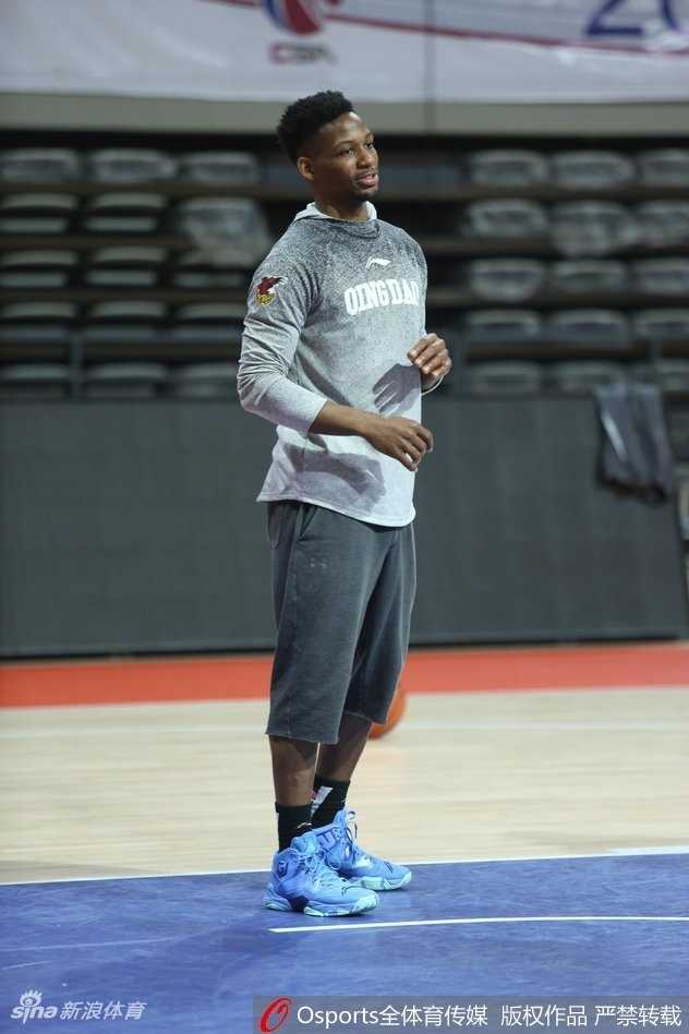 青岛双星厉兵秣马备战常规赛关键战役 苏伟在篮下卡位要球,肌肉线条分明,身后防守球员全力顶防