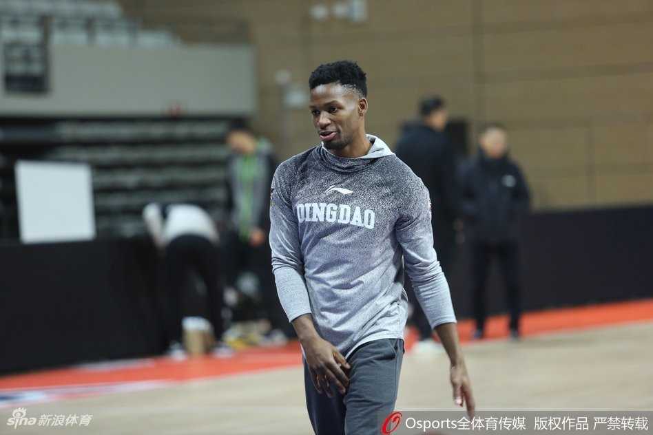 青岛双星厉兵秣马备战常规赛关键战役 全队进行模拟对抗,攻防转换极快,球场上充斥着呐喊声和球鞋摩擦声