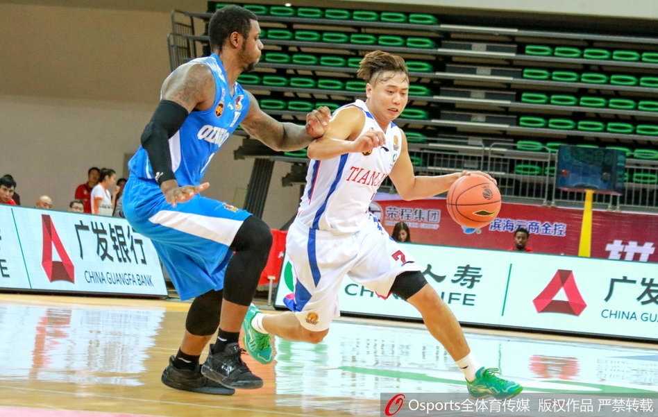 青岛客场掀翻天津,外援双星合砍八十七分引爆揭幕战 青岛队外援琼斯迎着防守人干拔三分,皮球在空中划出一道彩虹弧线,应声入网,这是他全场48分的缩影。