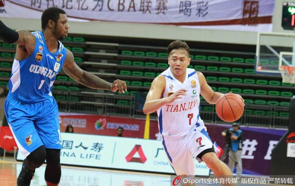 青岛客场掀翻天津,外援双星合砍八十七分引爆揭幕战 天津队核心杰特运球寻找节奏,他的每一次突破都牵动着青岛队防守的神经,此役他贡献了全队最高的25分。
