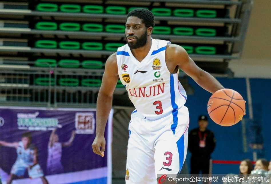 青岛客场掀翻天津,外援双星合砍八十七分引爆揭幕战 青岛队球员高尚面对旧主显得有些挣扎,他在比赛中积极卡位,试图通过防守和篮板来找回比赛感觉。