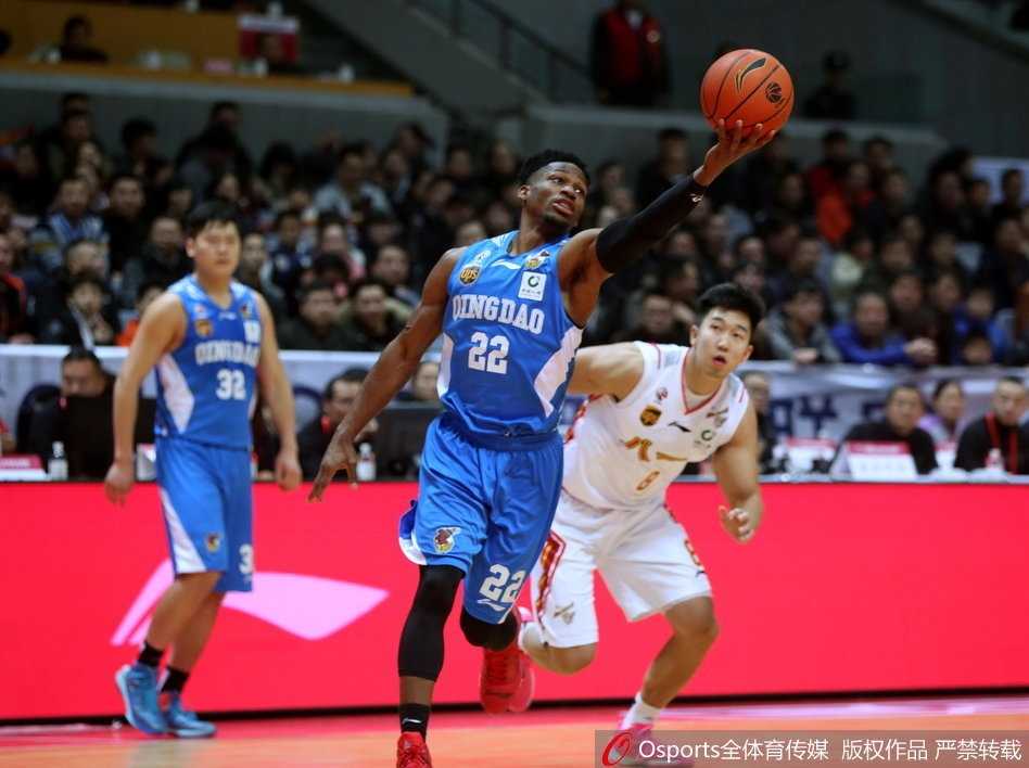 青岛客场破八一,雷蒙空砍33分难救主 青岛队外援吉布森面对八一队的严防死守,用眼花缭乱的运球寻找节奏,随后干拔而起,三分球应声入网。