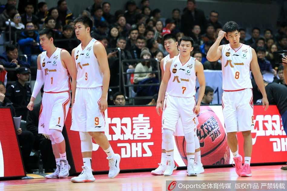 青岛客场破八一,雷蒙空砍33分难救主 青岛队中锋苏伟在八一队篮下展现出强大的统治力,他背身单打后转身勾手,篮球划出一道美妙的弧线落入网窝。