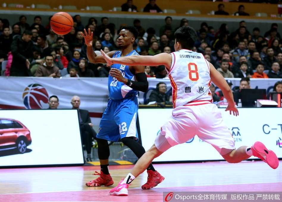 青岛客场破八一,雷蒙空砍33分难救主 青岛队大外援梅斯在进攻端势不可挡,他顶开八一队的防守球员,单手劈扣,展现出惊人的爆发力。