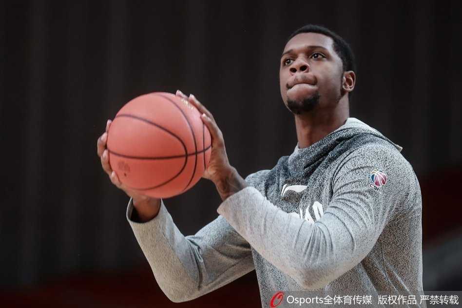 青岛男篮备战京城两连客 琼斯训练场神情严肃显决心 琼斯在青岛训练馆中运球突破,眼神坚毅嘴唇紧抿,全身心投入备战