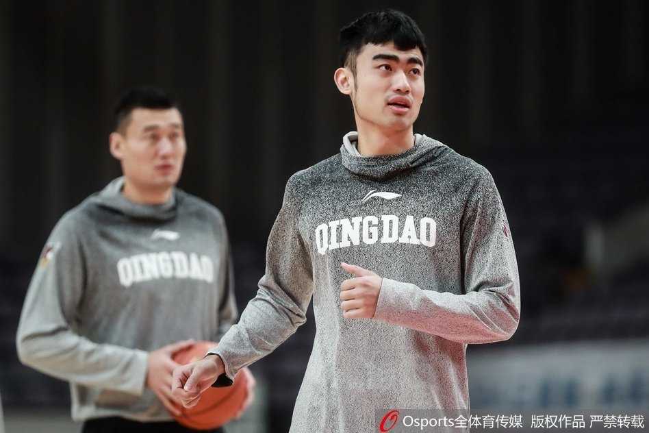 青岛男篮备战京城两连客 琼斯训练场神情严肃显决心 琼斯在罚球线上准备出手,嘴唇微微上翘,专注度极高仿佛无视外界干扰