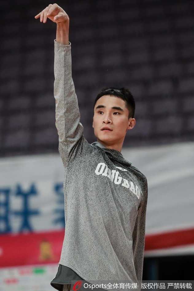 青岛男篮备战京城两连客 琼斯训练场神情严肃显决心 琼斯完成投篮后舒展身体,嘴唇微启仿佛在与自己对话,鼓励自己保持状态