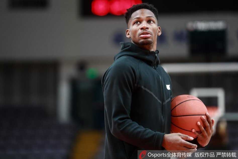 青岛男篮备战京城两连客 琼斯训练场神情严肃显决心 琼斯在对抗训练中强行突破上篮,肌肉线条紧绷,每一个细节都在追求实战感觉