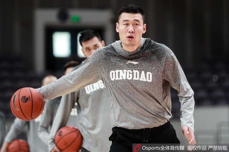 青岛男篮备战京城两连客 琼斯训练场神情严肃显决心 训练间隙琼斯持球思考,嘴唇的动作显露出他正在暗自琢磨如何破解包夹防守