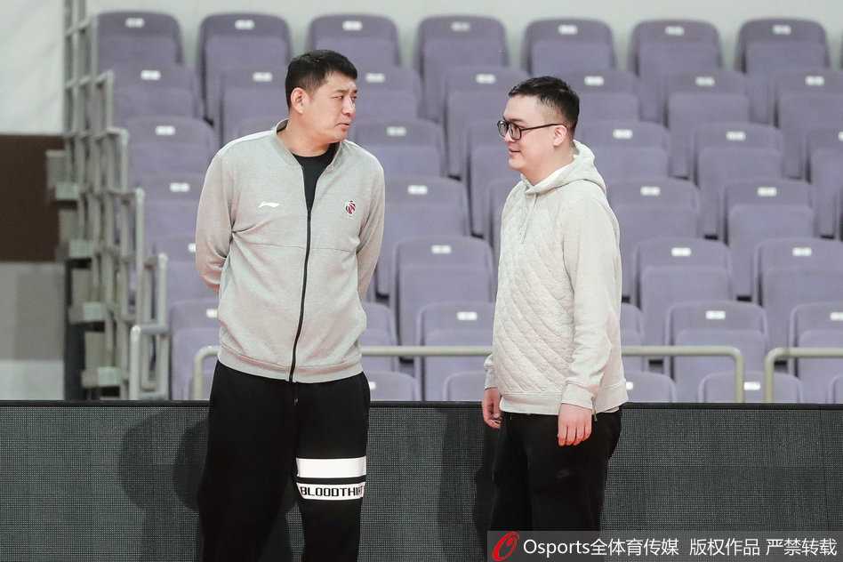 青岛男篮备战京城两连客 琼斯训练场神情严肃显决心 训练结束后琼斯在场边休息,嘴唇紧抿望向远方,仿佛已把目光投向接下来的对手