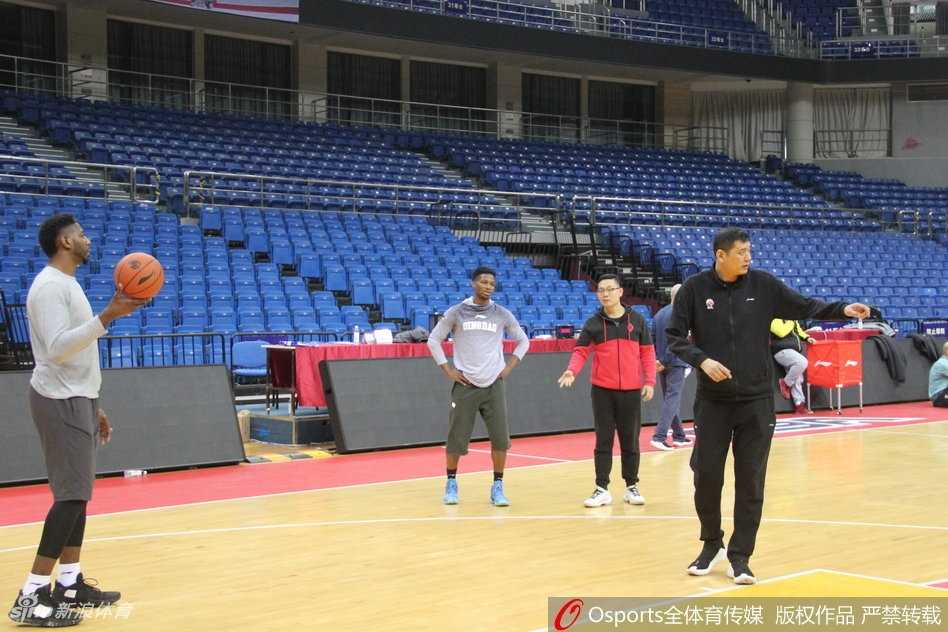 青岛男篮新援梅斯火线加盟 备战训练力求重塑内线强度 梅斯在训练中展现柔和手感,一次漂亮的转身跳投命中后,篮球穿过篮网的瞬间被定格,队友们纷纷为他这次精彩的进攻表现鼓掌叫好。