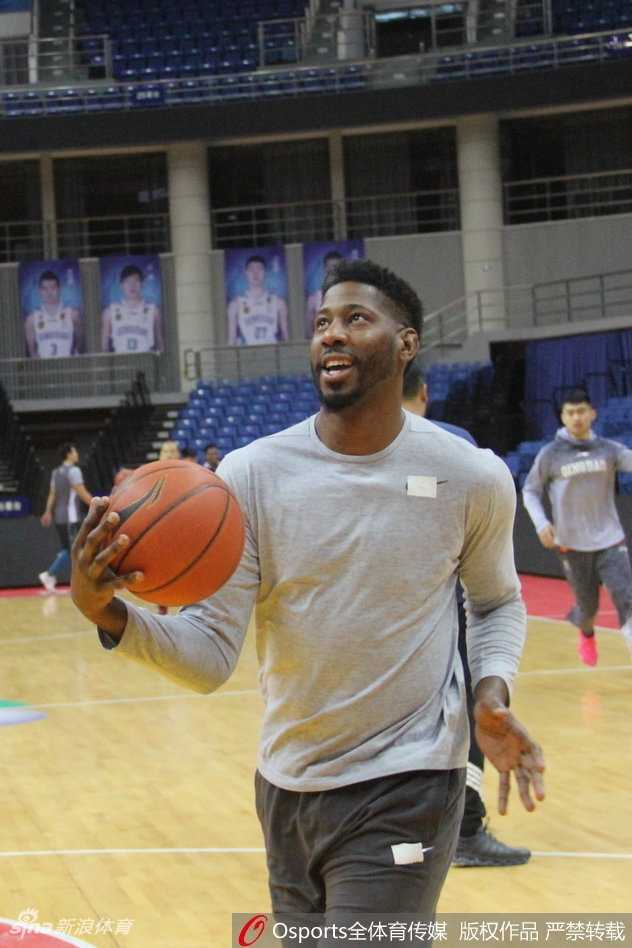 青岛男篮新援梅斯火线加盟 备战训练力求重塑内线强度 训练间隙,梅斯正在进行拉伸放松,肌肉线条分明的手臂彰显着强悍的身体素质,他脸上的汗水在灯光下闪闪发光,这正是他全力以赴投入训练的最好证明。