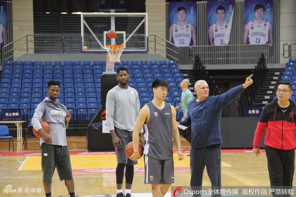 青岛男篮新援梅斯火线加盟 备战训练力求重塑内线强度 青岛队新援詹姆斯·梅斯在训练场上认真聆听教练战术布置,他的眼神专注而坚定,仿佛要将每一个战术细节刻入脑海,准备在赛场上完美执行。