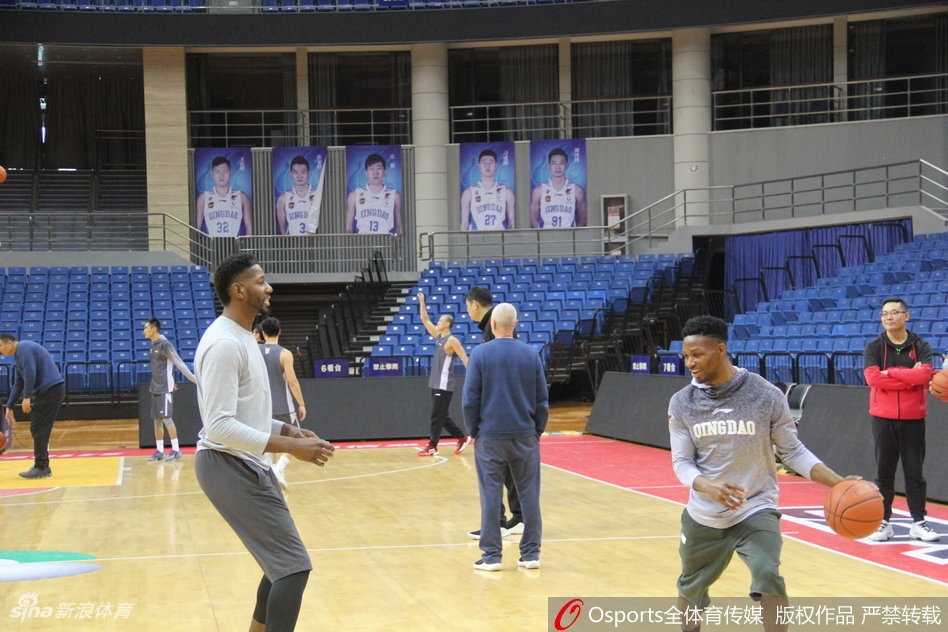 青岛男篮新援梅斯火线加盟 备战训练力求重塑内线强度 全体队员围成一圈,梅斯站在其中与队友们相互鼓劲,大家的手紧紧叠在一起,仿佛凝聚成一股不可战胜的力量,准备迎接接下来的挑战。