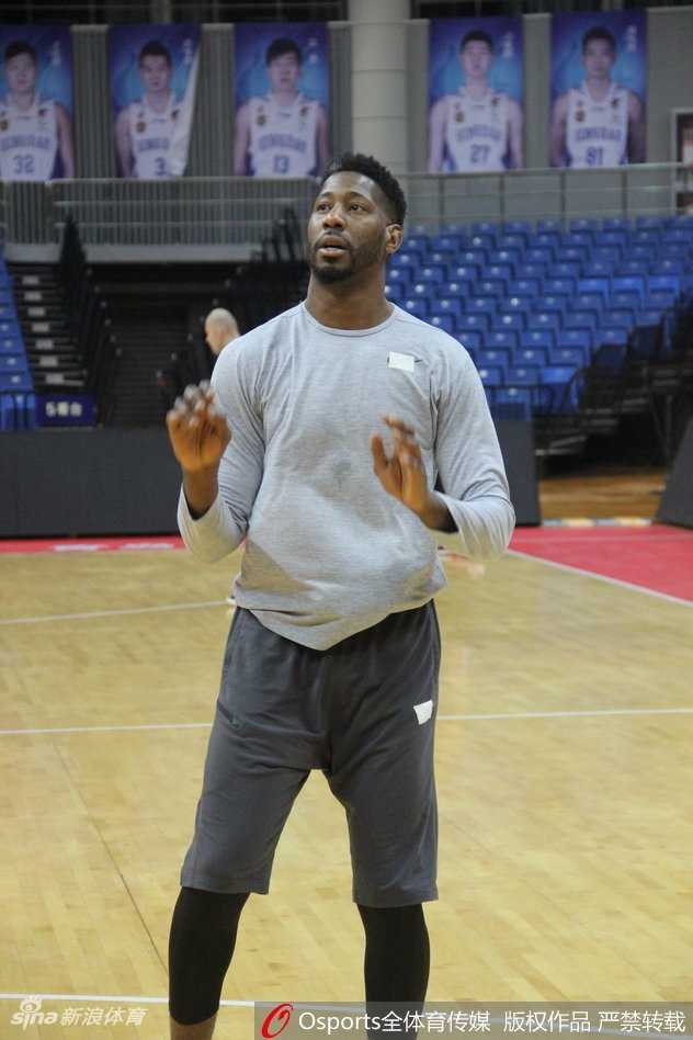 青岛男篮新援梅斯火线加盟 备战训练力求重塑内线强度 梅斯在罚球线上稳稳命中,专注的神情与标准的投篮姿势相得益彰,身后的训练场地空旷而安静,只有篮球与地板碰撞的回声见证着他的努力。