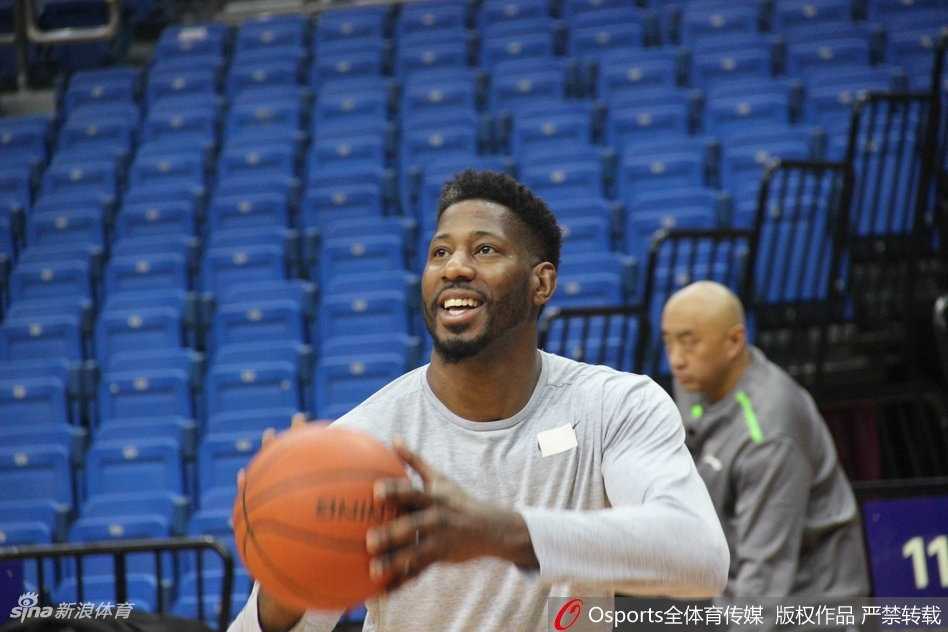 青岛男篮新援梅斯火线加盟 备战训练力求重塑内线强度 训练场上对抗激烈,梅斯在低位接球后背身单打,他利用强壮的身体顶开防守者,完成了一次势大力沉的双手灌篮,瞬间点燃了训练场的气氛。