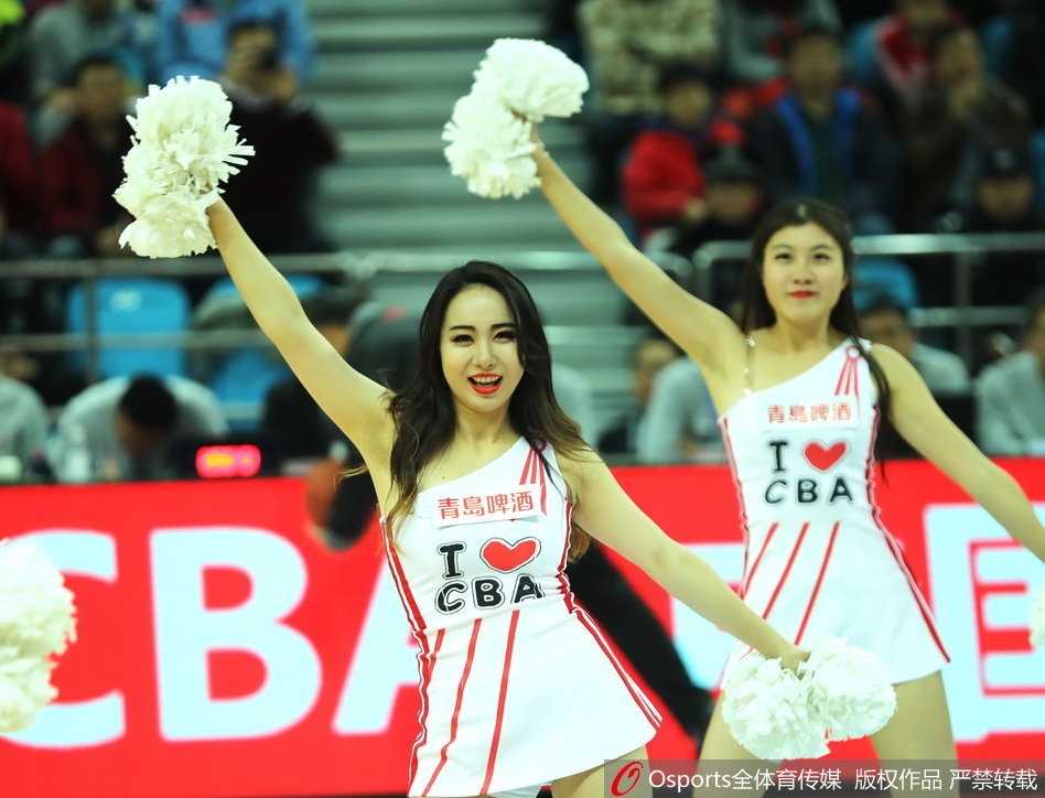 青岛篮球宝贝热舞瞬间定格赛场最美风景 激情舞动的篮球宝贝在赛场上活力四射